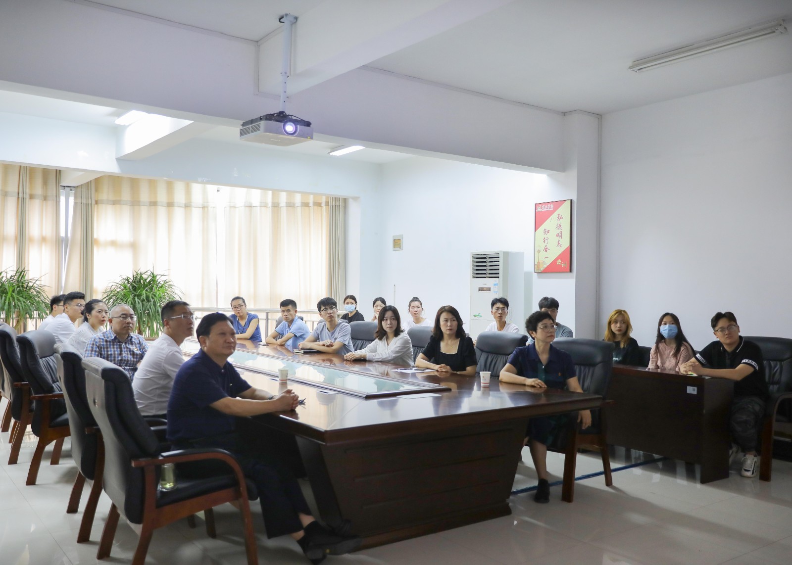 摄影记者朱国强 (1).jpg 摄影记者朱国强 (1).jpg