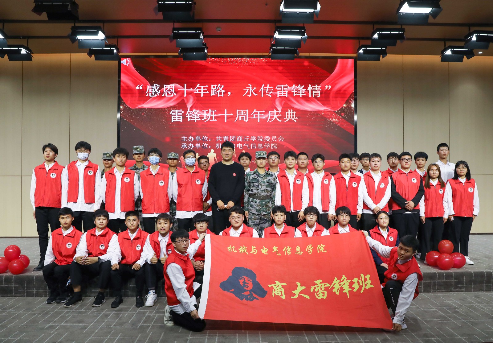 摄影记者刘贺鹏 (2).jpg 摄影记者刘贺鹏 (2).jpg