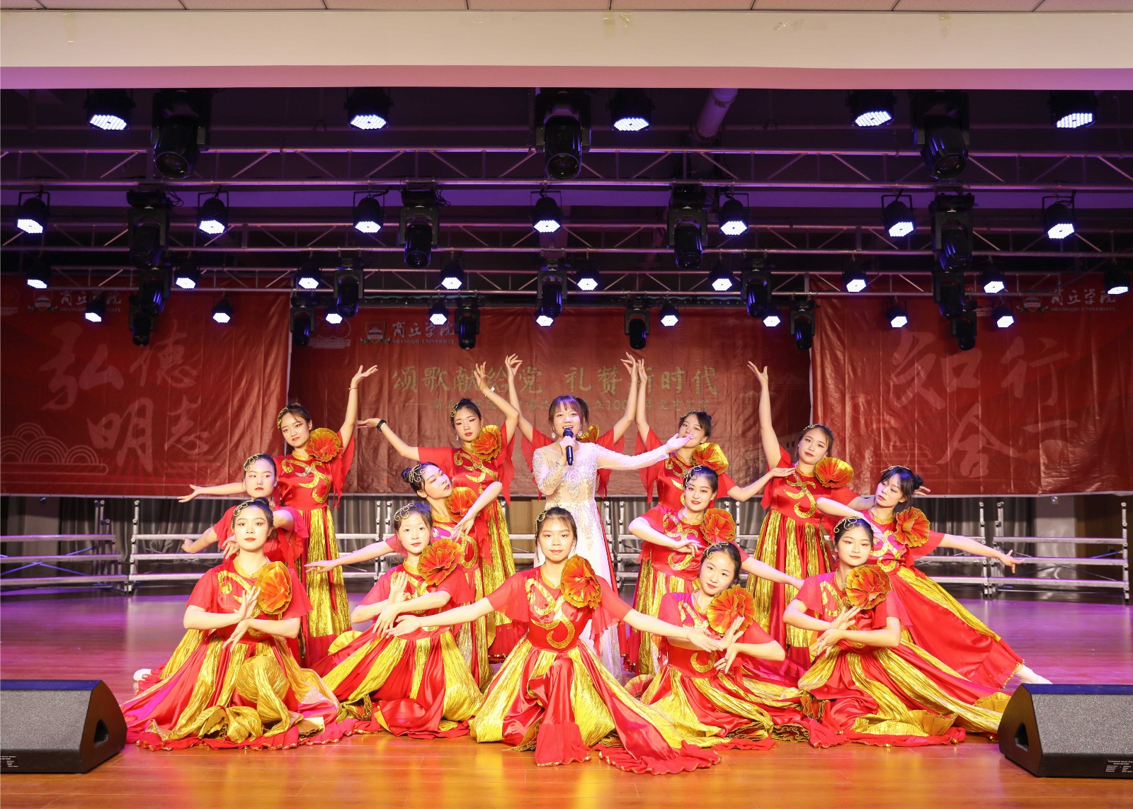 摄影记者李曼 朱国强 (1).jpg 摄影记者李曼 朱国强 (1).jpg